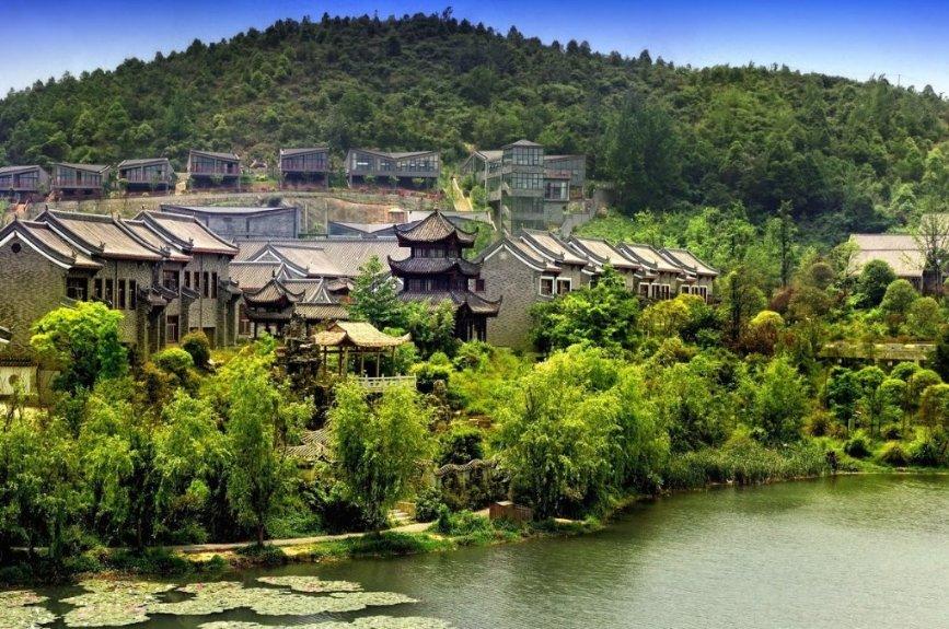 逃离废弃高校